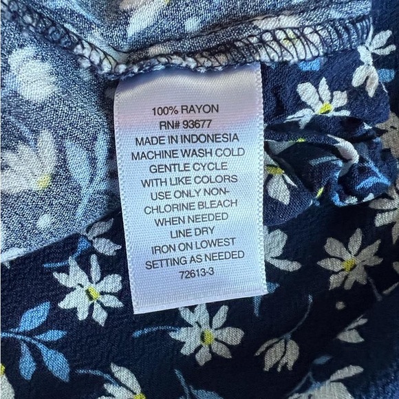 St. John’s Bay v-neck Long Sleeve floral blouse Size MT - Picture 4 of 8